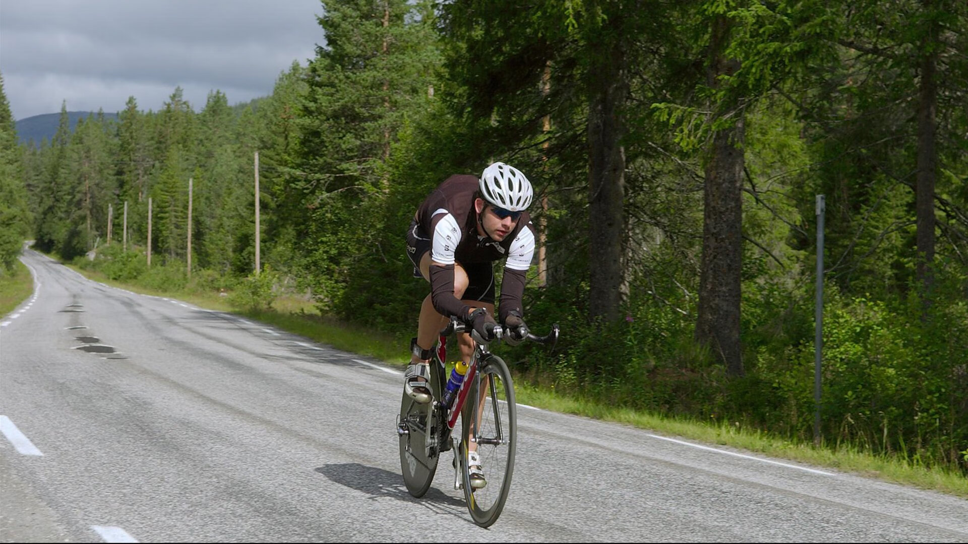 水球比赛摩纳哥女队配合默契，摩纳哥球迷
