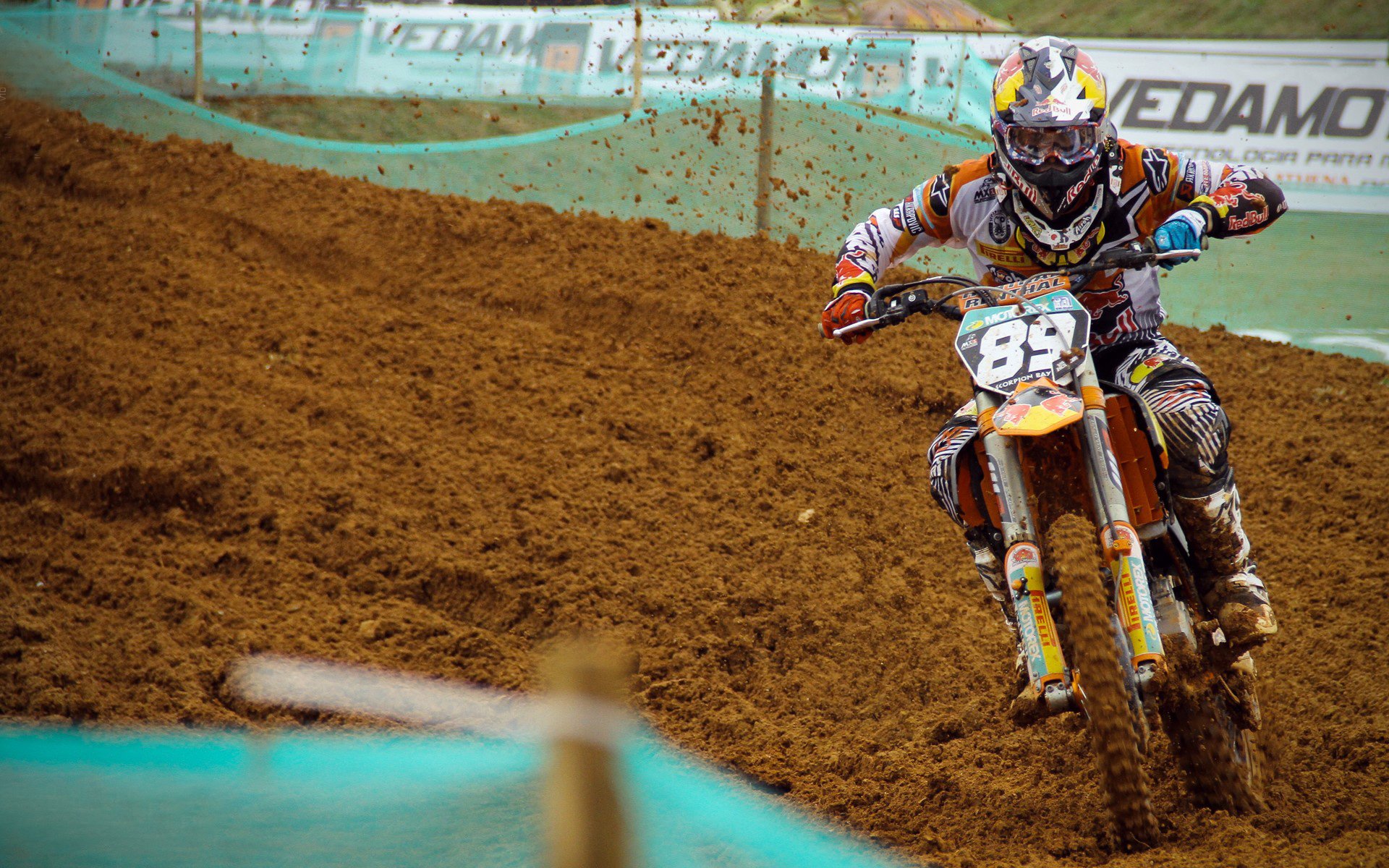 “山谷穿梭:天然险境中的极速较量”,山谷探险